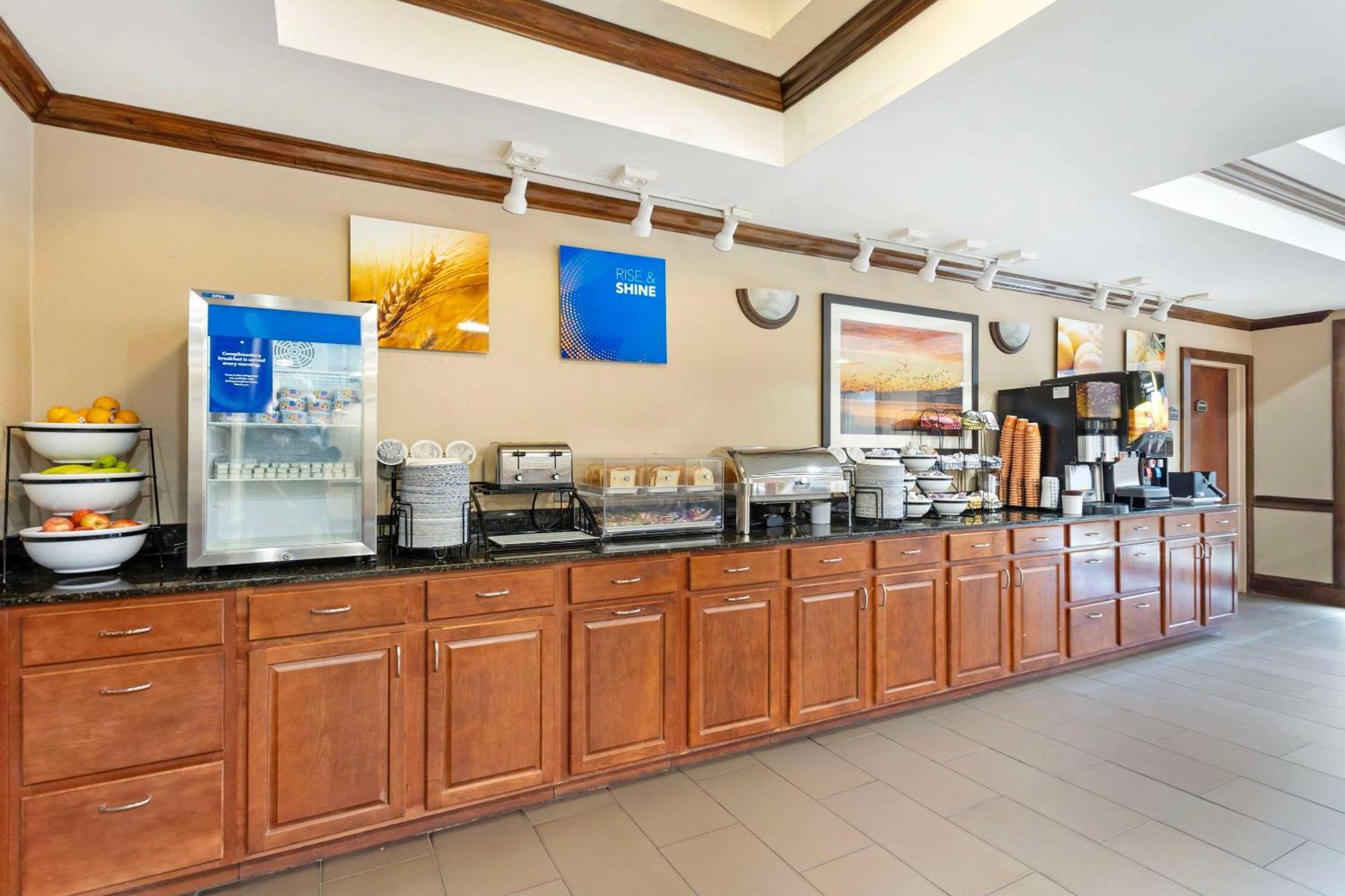 Comfort Inn & Suites Carneys Point Екстериор снимка